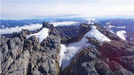 Der Puncak Jaya Gletscher ist einer der wenigen tropischen Gletscher der Welt in der indonesischen Provinz Papua.