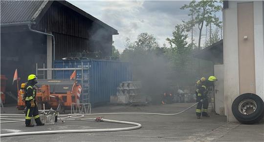 Der Qualm ist echt, Menschenleben sind aber nicht in Gefahr. In einer gemeinsamen Übung stellen die Feuerwehren der Stadt Braunlage und die DRK-Bereitschaft ihre Schlagkraft unter Beweis.