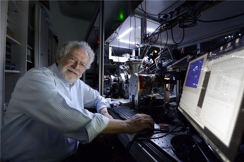„Mr. Beam” Anton Zeilinger - der die Quanten reisen lässt Der Quantenphysiker Anton Zeilinger gibt an der Fakultät für Physik der Universität Wien ein Interview. Nun ist er Nobelpreisträger.