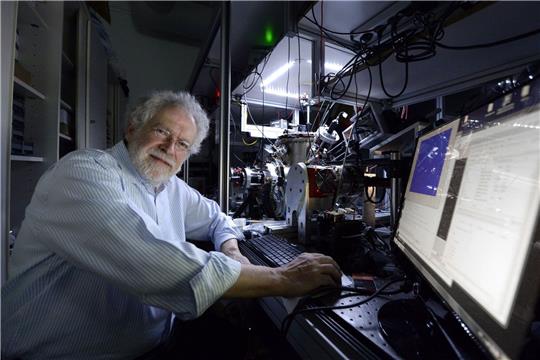 Der Quantenphysiker Anton Zeilinger gibt an der Fakultät für Physik der Universität Wien ein Interview. Nun ist er Nobelpreisträger.