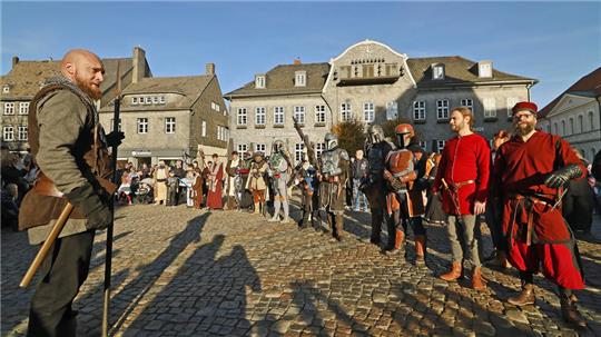 Der Quartiersmeister des Königs, Dr. Jan Habermann (l.), beendet bei einem Marsch durch die Innenstadt mit seinem Gefolge die Ausstellung „Galaktisches Goslar“.