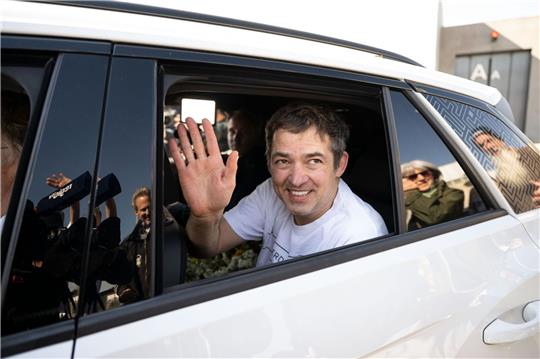 Der «Querdenken»-Initiator Michael Ballweg verlässt auf dem Rücksitz des Autos eines seiner Rechtsanwälte die Justizvollzugsanstalt Stuttgart-Stammheim.