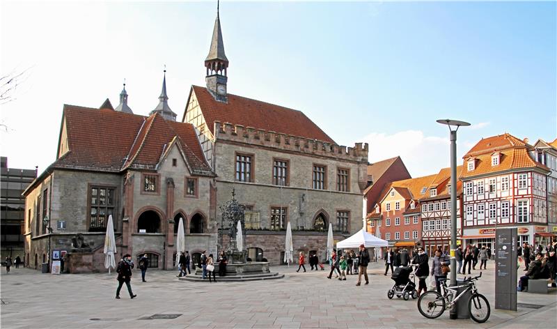 Clausthaler Vorleser macht bei Bezirksentscheid in Göttingen mit Der RKS-Schüler Richard Buchenauer liest beim Bezirksentscheid in historischer Kulisse: nämlich im Alten Rathaus in Göttingen. Foto: A.Savin/Wikipedia