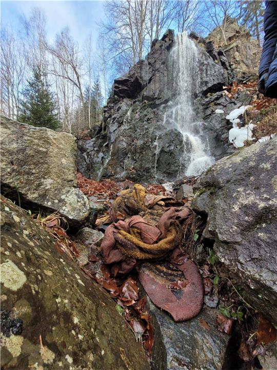 Der Radau-Wasserfall südlich von Bad Harzburg wurde vor 175 Jahren angelegt. Manchmal stürzt allerdings gar kein Wasser den Felsen hinunter, weil der Zulauf verstopft ist. Meistens durch Blätter und Äste, manchmal aber auch durch in den Wald geworfenen Müll – wie hier zu sehen beispielsweise diese Wolldecke. Fotos: Exner