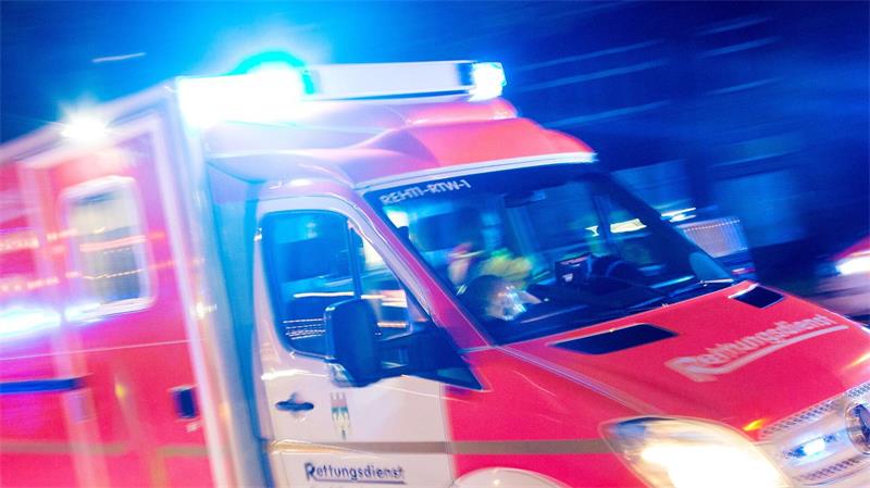 Der Radfahrer erlitt lebensbedrohliche Verletzungen und wurde mit einem Rettungswagen in ein Krankenhaus gebracht. (Symbolbild)