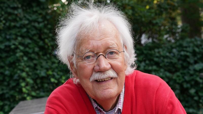 Nach Pause: Urgestein Carlo von Tiedemann wieder auf Sendung Der Radio- und TV-Moderator Carlo von Tiedemann steht auf der Terrasse vom Cafe „Funk-Eck“.