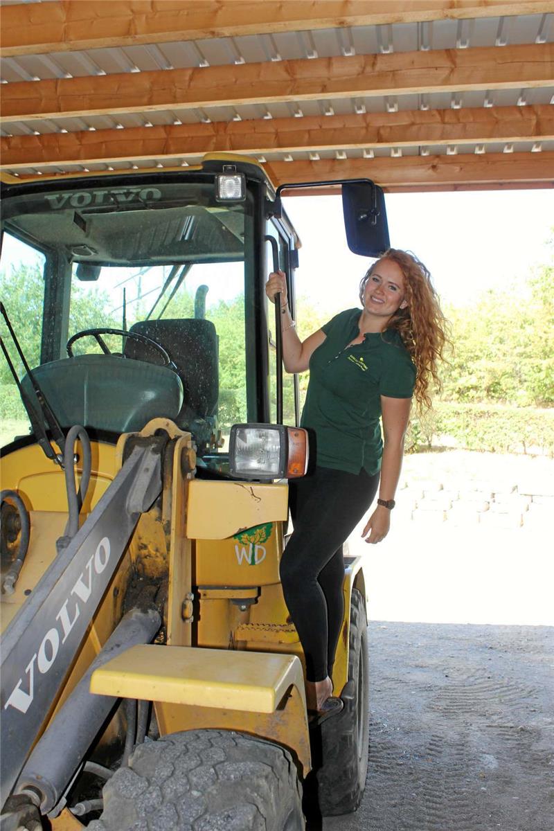 Der Radlader gehört zum Wagenpark der Gartenbaufirma, den Malena Kregel genauso handhabt wie die Motorsägen oder Heckenscheren. Derzeit sitzt sie allerdings überwiegend im Büro, um den Alltag zu strukturieren und sich in alle Themenbereiche einzuarbeiten. Foto: Seltmann