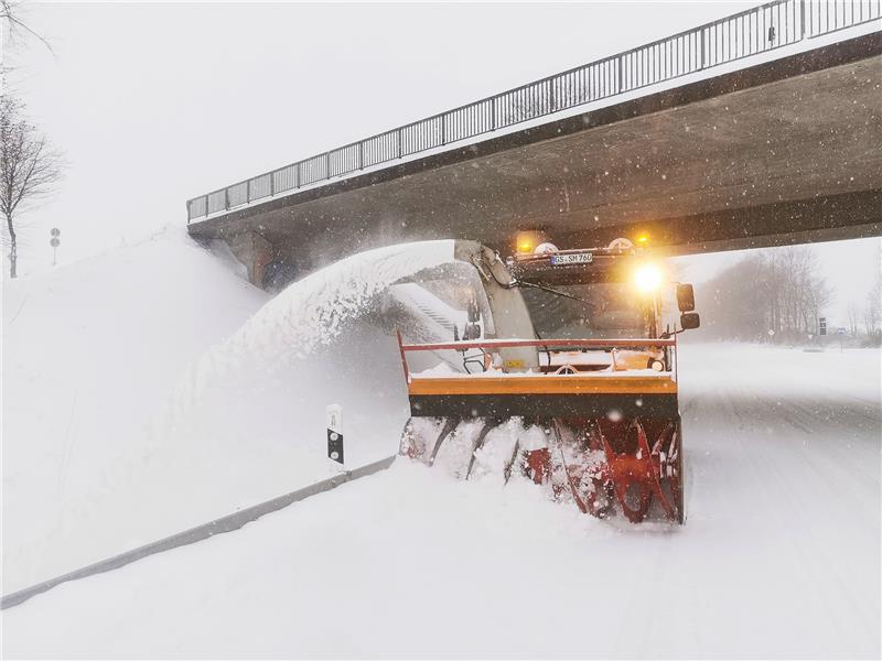Der Räumdienst kommt trotz ununterbrochenen Einsatzes nicht hinterher, denn es schneit anhaltend. Foto: Privat
