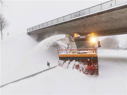 Der Räumdienst kommt trotz ununterbrochenen Einsatzes nicht hinterher, denn es schneit anhaltend. Foto: Privat