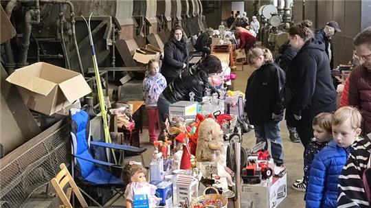 Der Rammelsberg-Flohmarkt kommt bei den Besuchern gut an.
