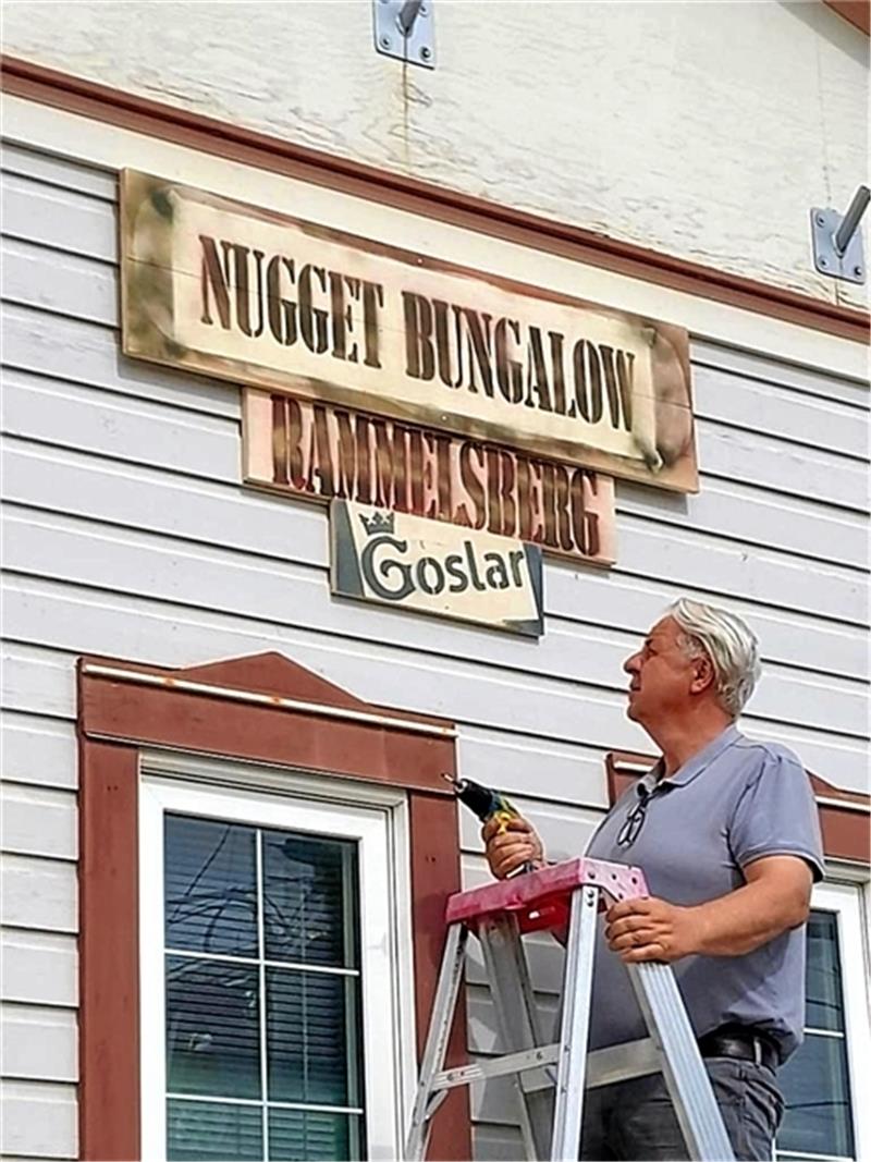 Ein „Nugget-Bungalow“ mit Rammelsberg-Rezeption am Yukon Der Rammelsberg am Yukon: Im Bungalow-Park sendet Rataj Harzer Signale. Foto: Privat