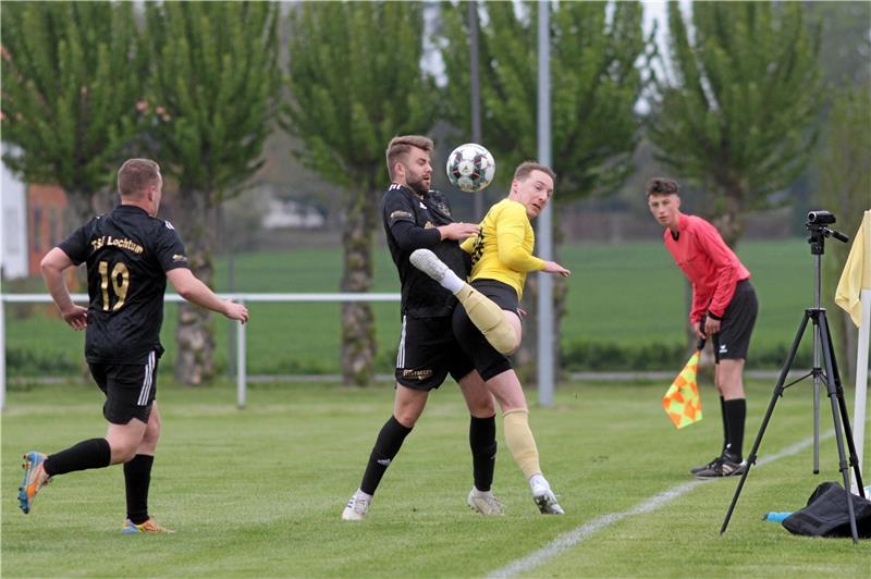 TSV Lochtum punktet mit neun Mann, Punktabzug für Lichtenberg Der Rammelsberger Marcel Sollorz (re.) und Lochtums Bjarne-Lukas Brendel bitten zum Tänzchen an der Seitenlinie. Foto: Gietemann