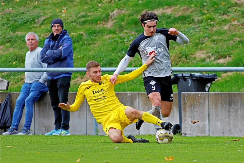 SV Rammelsberg steckt schweren Schock weg Der Rammelsberger Nico Werschkull setzt ein starkes Tackling gegen Gino Path vom VfL Salder. Trainer Andreas Zimmer bescheinigt seiner Mannschaft nach dem Spiel eine „kämpferisch und spielerisch gute Leistung“. Foto: Epping