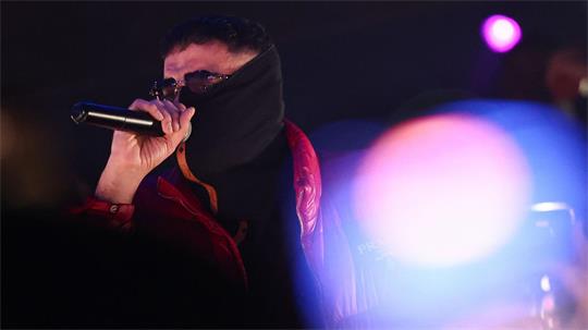 Der Rapper Haftbefehl bei einem Auftritt. (Archivbild)