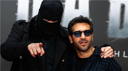 Schonungslose Doku über Haftbefehl - „Ich war schon tot“ Der Rapper Haftbefehl (links) ist ein Fan großer Posen - hier bei der einer Vorführung zu seiner Dokumentation gemeinsam mit Elyas M’Barek. (Archivfoto)