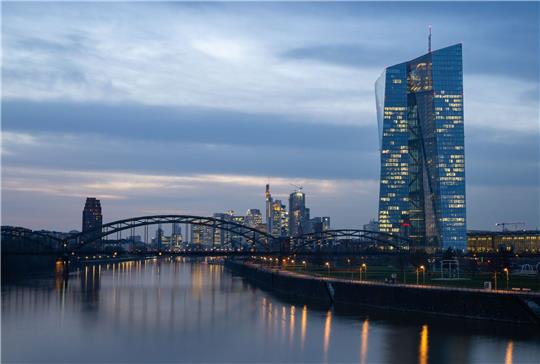 Der Rat der Europäischen Zentralbank (EZB) entscheidet nun über den weiteren geldpolitischen Kurs.