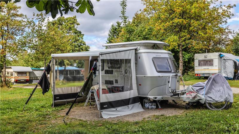 Das Bild zeigt einen Wohnwagen auf dem Campingplatz Prahljust mit angrenzendem Vorzelt.