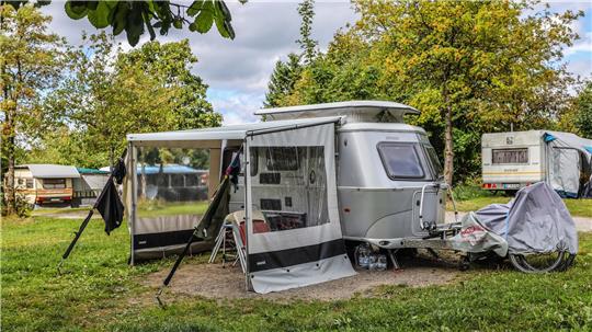 Das Bild zeigt einen Wohnwagen auf dem Campingplatz Prahljust mit angrenzendem Vorzelt.