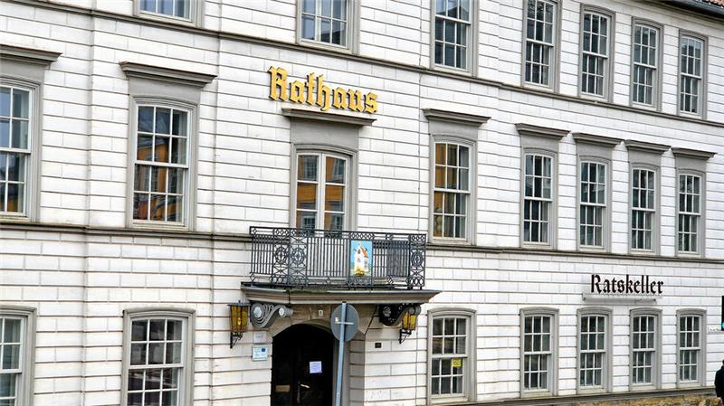 Der Rat hat mehrheitlich der Doppelhaushalt 2025/26 zugestimmt – Geld für die Sanierung des alten Rathauses ist aber nicht eingeplant.