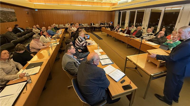 Der Rat inklusive des Bürgermeisters (rechts im Bild Noch-Amtsinhaber Ralf Abrahms) wird 2026 neu gewählt.