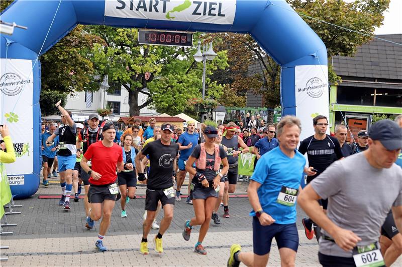 Busch verteidigt Vorjahressieg beim 10-Teiche-Marathon Der Rathausplatz in Hahnenklee ist wieder prächtig gefüllt. Am Samstag gehen beim 10-Teiche-Marathon 364 Aktive an den Start. Trotz zeitweiliger Regenfälle haben die Läufer und Zuschauer viel Spaß an der Veranstaltung. Fotos: Neuendorf