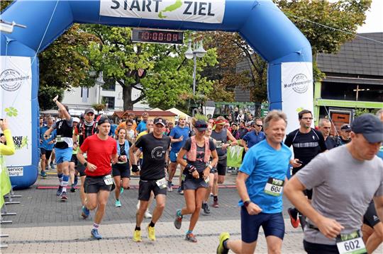 Der Rathausplatz in Hahnenklee ist wieder prächtig gefüllt. Am Samstag gehen beim 10-Teiche-Marathon 364 Aktive an den Start. Trotz zeitweiliger Regenfälle haben die Läufer und Zuschauer viel Spaß an der Veranstaltung.  Fotos: Neuendorf
