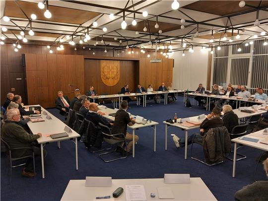Der Rathaussaal in Langelsheim ist zur letzten Sitzung des zu Ende gehenden Jahres gut gefüllt. Trotz der Krankheitswelle verpassen nur wenige Ratsmitglieder die Abstimmung über den Haushalt für das Jahr 2023. Foto: Neddermeier
