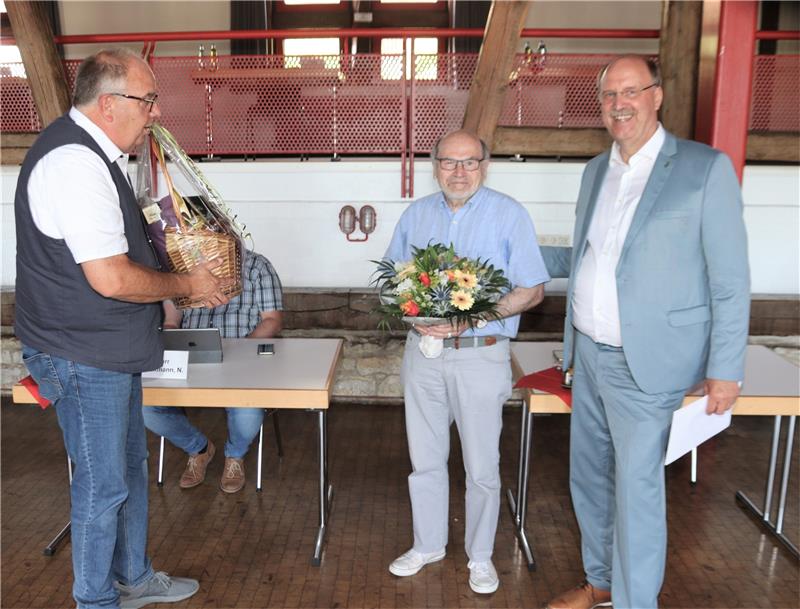 Stellvertreterwechsel im Schladener Rat Der Ratsvorsitzende Michael Hausmann überreicht Heinz Jürgen Wiechens einen Präsentkorb. Blumen gab es von Gemeindebürgermeister Andreas Memmert. Foto: Neddermeier