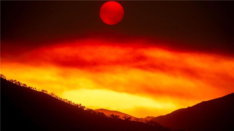 Klimawandel: Brandsaison startet in Kalifornien viel früher Der Rauch eines Feuers über dem Los Padres National Forest in Kalifornien.