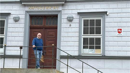 Der Rechtsanwalt des 36-jährigen Angeklagten, Ralf-Peter Jordan, vor dem Amtsgericht in Clausthal-Zellerfeld, das seinen Mandanten zu einer Freiheitsstrafe verurteilte.