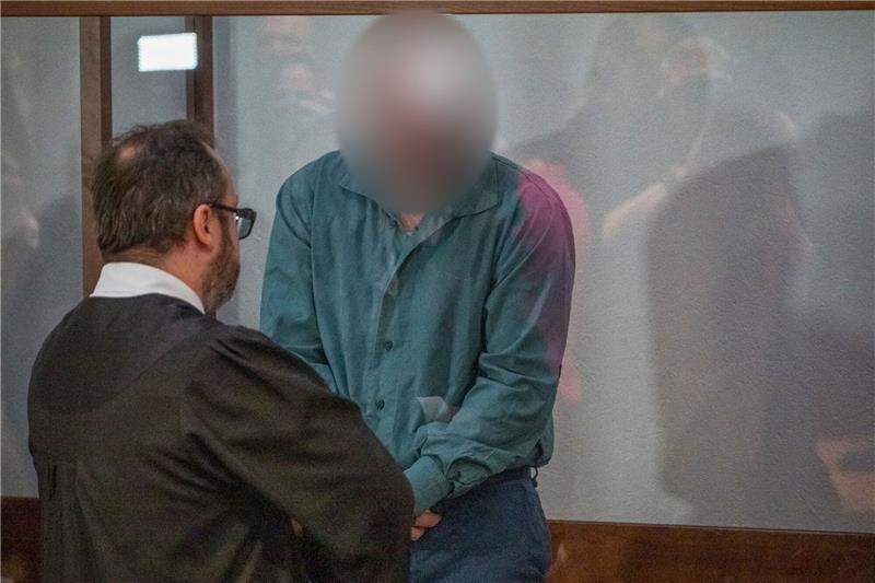 Angeklagter gesteht Vergewaltigung von Zehnjähriger Der Rechtsanwalt des Angeklagten bespricht sich mit seinem Mandanten.