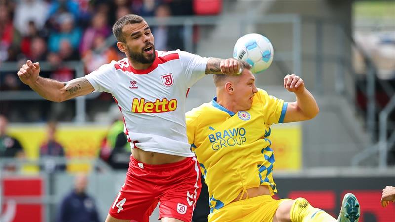 Jahn Regensburg nur mit einem Punkt gegen Braunschweig Der Regensburger Robin Ziegele (l) kämpft mit dem Braunschweiger Julian Baas um den Ball.