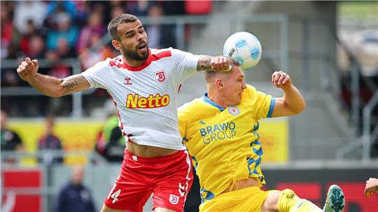 Der Regensburger Robin Ziegele (l) kämpft mit dem Braunschweiger Julian Baas um den Ball.