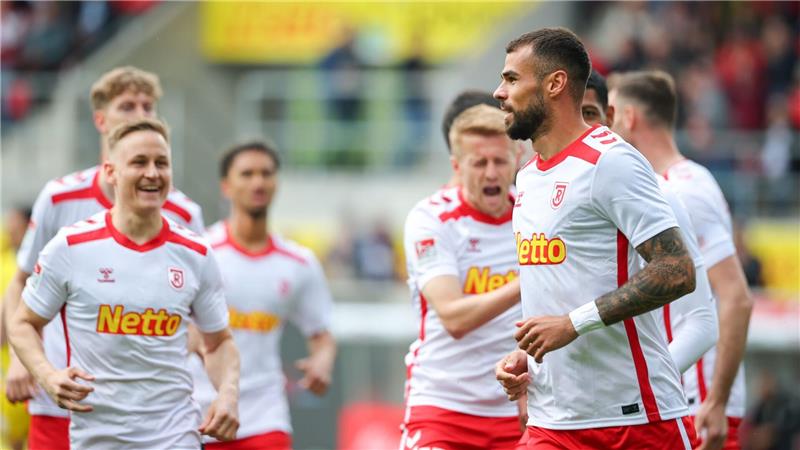 Jahn Regensburg nur mit einem Punkt gegen Braunschweig Der Regensburger Robin Ziegele (r) jubelt mit seinen Kollegen über seinen Treffer zum 1:0.