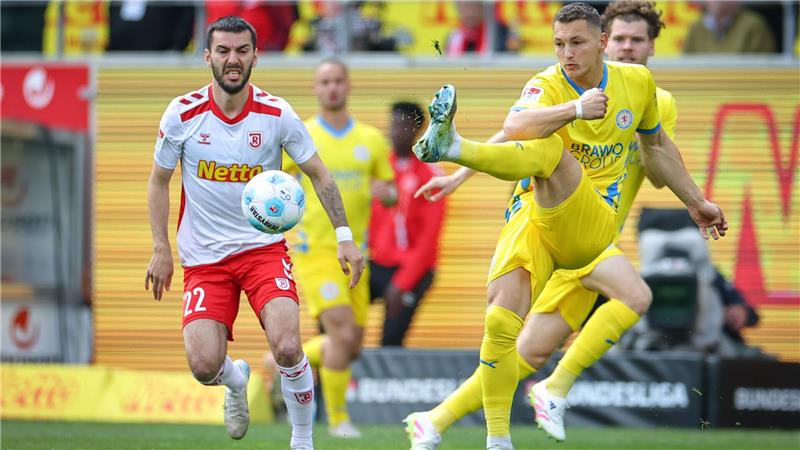 Jahn Regensburg nur mit einem Punkt gegen Braunschweig Der Regensburger Sargis Adamyan (l) kommt gegen den Schuss des Braunschweigers Sven Köhler zu spät.