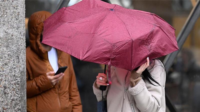 Der Regenschirm könnte auch in den kommenden Tagen ein guter Begleiter sein.