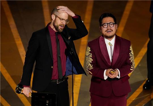 Der Regie-Oscar geht an Daniel Scheinert (l) und Daniel Kwan («Everything Everywhere All at Once»).
