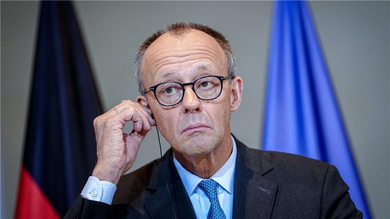 Der Regierungssprecher sieht nur eine äußerliche Ähnlichkeit zwischen Merz und Stromberg. (Archivbild)