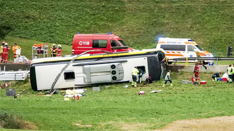 Busunfall bei Baustelle: Fünf Tote in der Schweiz Der Reisebus blieb nach dem Unfall auf der Seite liegen.