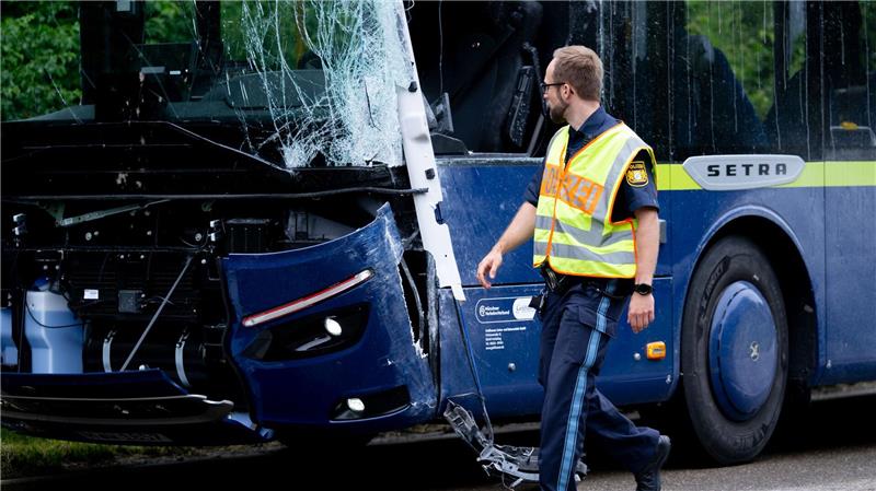 Zweitklässler stirbt bei Bus-Zusammenstoß auf Schulausflug Der Reisebus wurde bei dem Unfall schwer beschädigt.