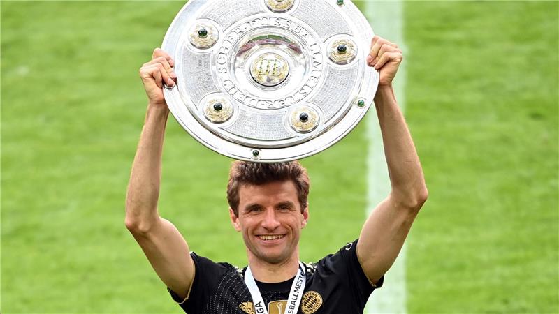 Der Rekordmeister: Es deutet alles darauf hin, dass Thomas Müller zum Bayern-Abschied noch ein 13. Mal die Meisterschale in Händen halten kann. 