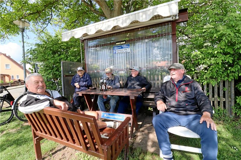 Der Rentnertreff an Gustavs Eck: An diesem Tag mit (v.li.) Johann (Hannes) Tomala, Horst (Hotti) Weber, Hans-Richard Mummenbrauer, Alfred (Fredi) Tomala und Erich Tomala. Fotos: Kühlewind