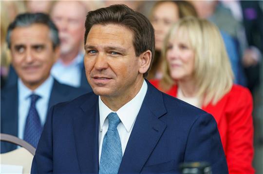 Der Republikaner Ron DeSantis stichelt gegen Donald Trump. Ihm werden große Chancen als Präsidentschaftsbewerber nachgesagt.