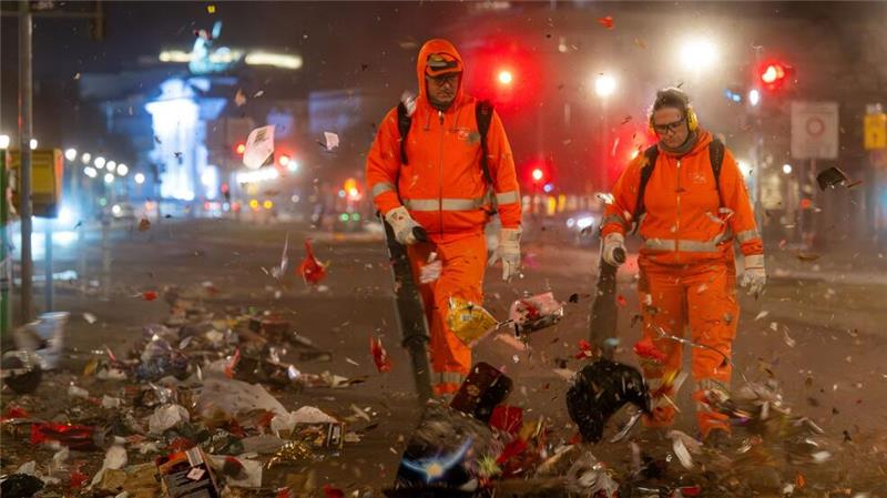 Der Rest vom Fest - hier machen sich Berliner Reinigungskräfte ans Werk.