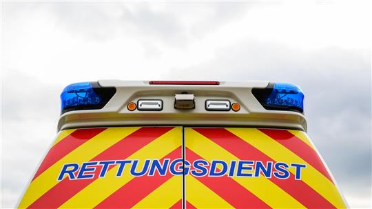 Der Rettungsdienst brachte den 81-jährigen Autofahrer nach dem Unfall in ein Krankenhaus. (Symbolbild)