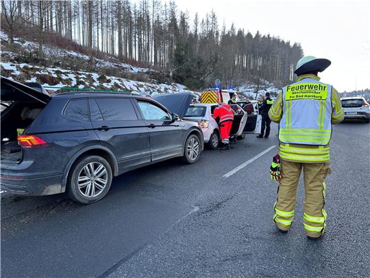 Der Rettungsdienst kümmert sich um die verletzte Frau im vorderen Wagen. Vermutlich ist die tief stehende Sonne Ursache für den Unfall. Foto: Schlegel