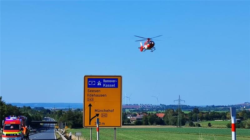 VW landet auf Leitplanke, 90-Jähriger fährt Kind an und Biker stürzt Der Rettungshubschrauber „Christoph 44“ wurde ebenfalls alarmiert.