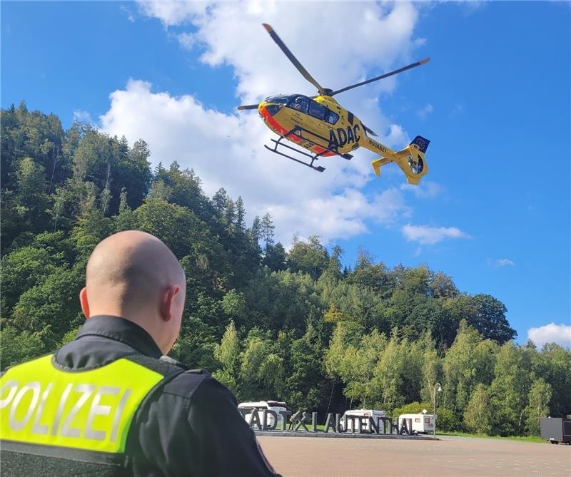 Der Rettungshubschrauber transportiert das verletzte Kind in eine Unfallklinik. Foto: Polizei