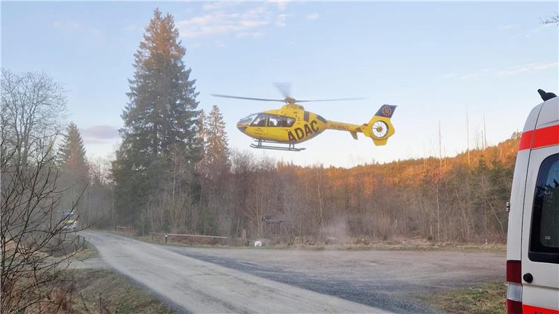 Ein Hubschrauber hebt ab.