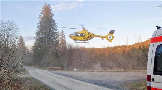 Ein Hubschrauber hebt ab.